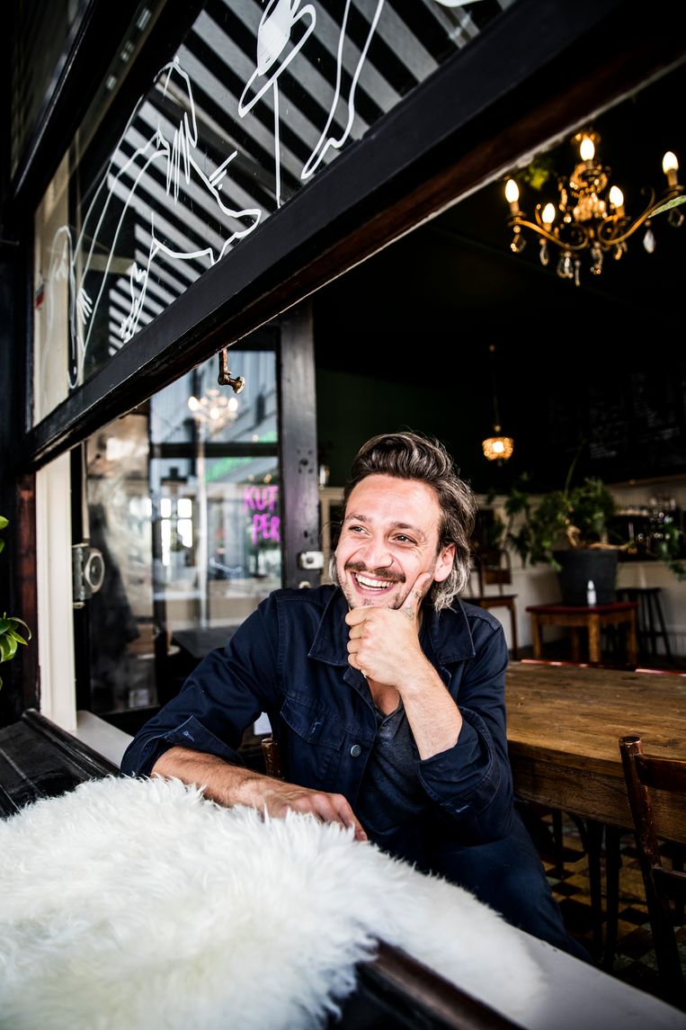 Wolfram Ghesquière: ‘Ik hou van cafés die mensen uit eenzelfde wijk samenbrengen: studenten, gezinnen met kinderen, oudere buurtbewoners.’ Beeld Aurélie Geurts