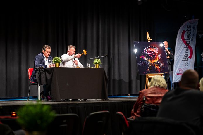 Theo van Ravensteijn (rechts) is veilingmeester tijdens de kunstveiling van Stichting Beeldend Berghem en Berghem Wijzer in De Berchplaets.