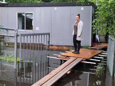 Loes vecht met haar man en baby tegen het water: ‘Ik woon inmiddels in een sloot’