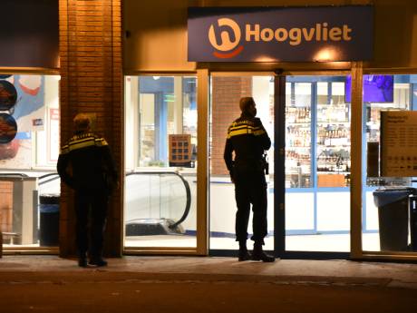 Overvallers Hoogvliet Boskoop zetten medewerker mes op de keel: ‘Als jullie meewerken, doen we niks’
