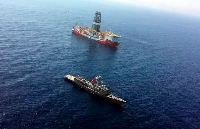 Een Turks marineschip patrouilleert bij het boorplatform Fatih dat voor de kust van Cyprus op zoek is naar gas en olie.