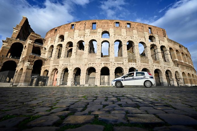 Het Colosseum in Rome ligt er verlaten bij