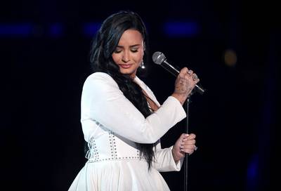 Demi Lovato lost nieuwe song over haar overdosis, maar geeft toe dat ze nog steeds drank en drugs gebruikt