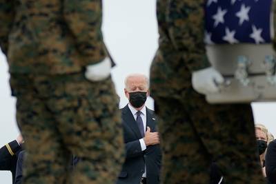 Biden herdenkt 13 dode Amerikaanse militairen na aanslag Kabul