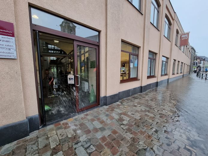 Wateroverlast Sint-Genesius-Rode. Na een hevige  onweersbui liep het centrum van de gemeente opnieuw onder water.