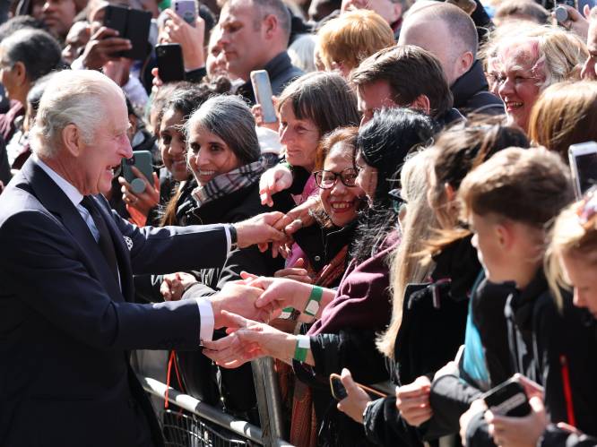 Koning Charles en prins William bezoeken de wachtrij in Londen: “De Queen zou dit nooit geloofd hebben”