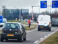 De N264 bij Uden. Onder andere deze rotonde wordt omgebouwd tot kruispunt met slimme verkeerslichten.