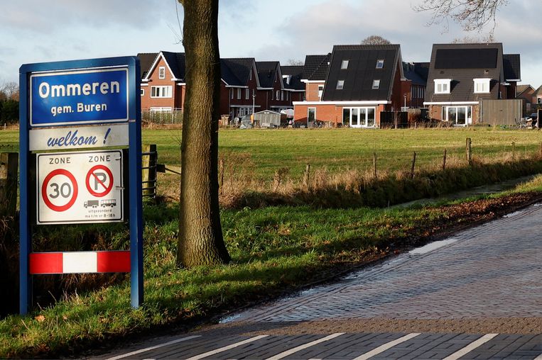 Tientallen schatgravers reizen dit weekend af naar het Betuwse dorp in de hoop een nazi-schat te vinden. Beeld REUTERS