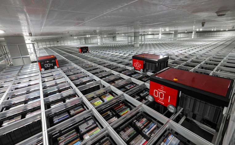 In de gisteren geopende Mohammed Bin Rashid-bibliotheek in Dubai worden robots ingezet om door bezoekers gewenste boeken te vinden en te transporteren. Die robots zijn nodig ook: de bibliotheek beschikt over 1,1 miljoen boeken. Beeld AFP