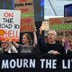 Activisten verstoren jaarvergadering Shell, mensen weggesleept