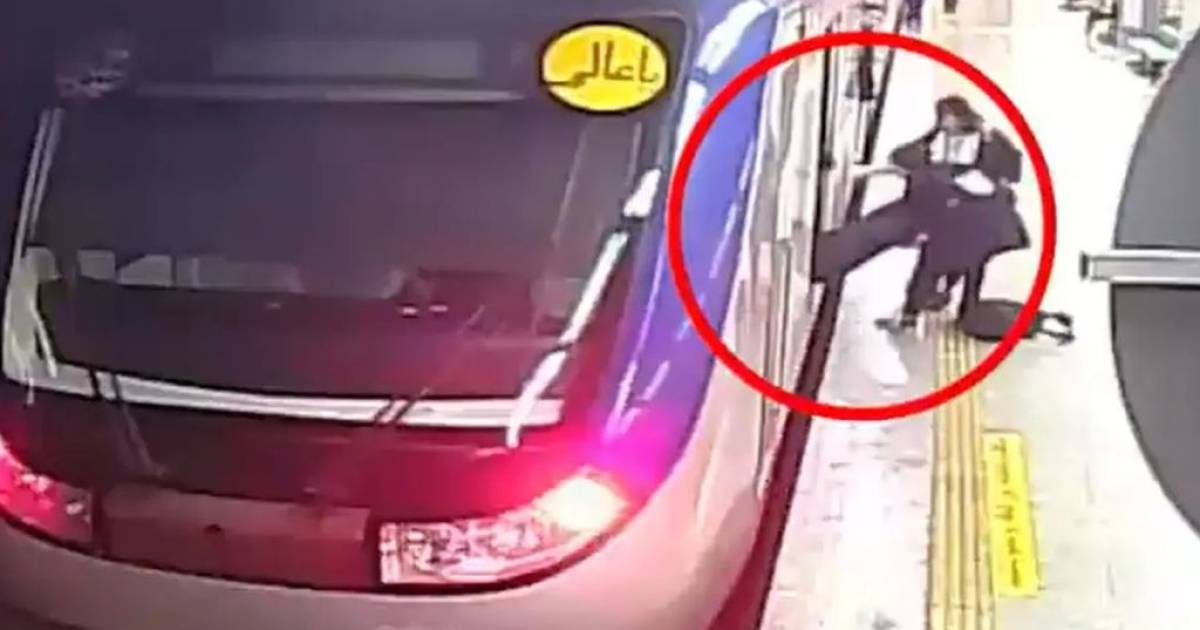 Iraans tienermeisje overleden na vermeende mishandeling door zedenpolitie in metro | Buitenland