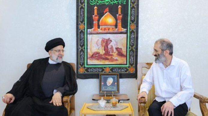 De Iraanse president Ebrahim Raisi en de veroordeelde terrorist Assadollah Assadi.