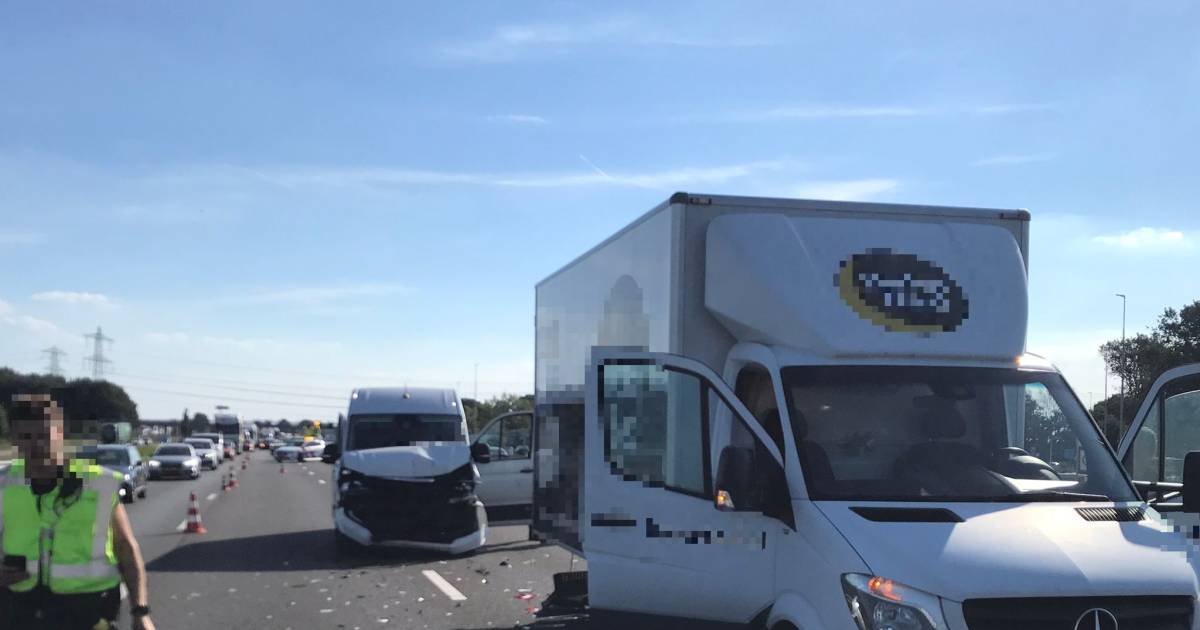 Ongelukken op A28: fikse vertragingen en rijstroken gesloten tussen Zwolle-Zuid en Nieuwleusen.