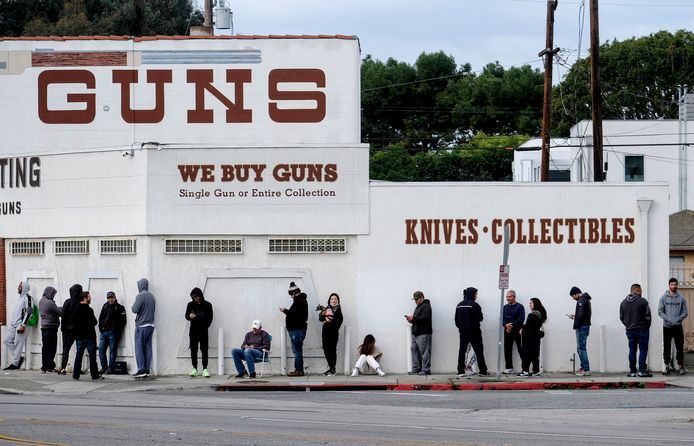 Klanten wachten in de rij aan een wapenwinkel in het Californische Culver City, nabij Los Angeles.