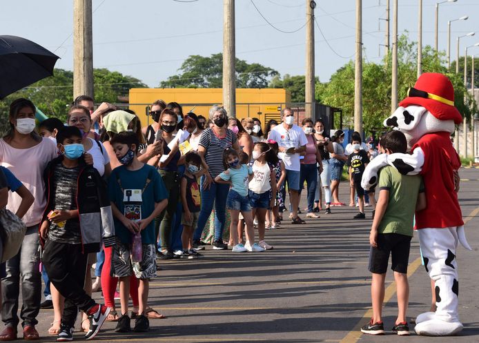 Kinderen staan in de rij om zich te laten vaccineren tegen het coroanvirus in San Lorenzo, Paraguay. (31/01/2022)