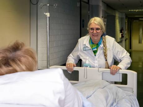 Proef in ziekenhuisland: buurvrouw of oud-lerares brengt je naar de operatiekamer