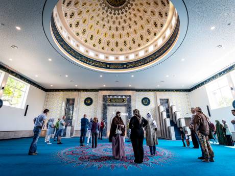 Adembenemende stilte in gebedsruimte nieuwe Hengelose moskee; aparte campagne voor bouw minaret