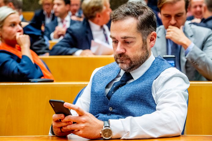 VVD-fractievoorzitter Klaas Dijkhoff met zijn mobiele telefoon.