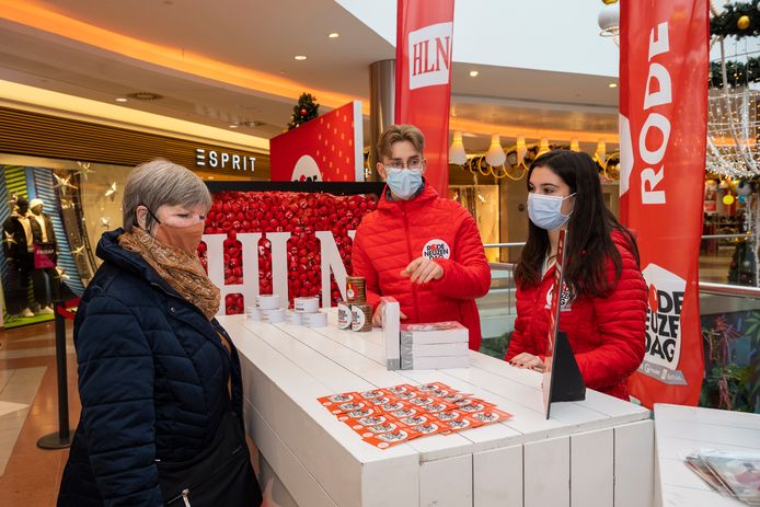 In Wijnegem Shop Eat Enjoy staat vandaag een standje waar je Rode Neuzen Dag kunt sponsoren.