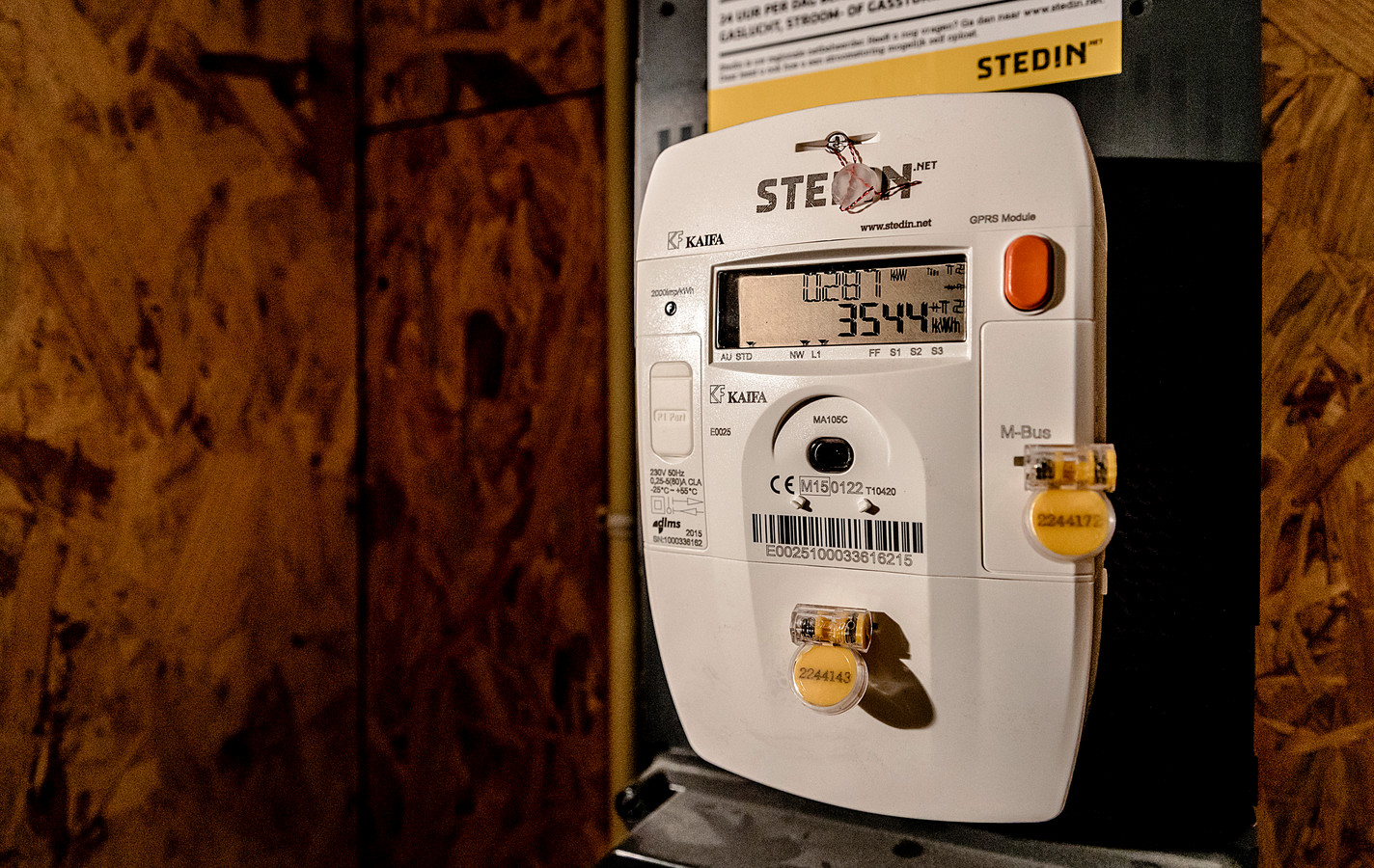 De energiemeter voor het stroomverbruik in een meterkast.