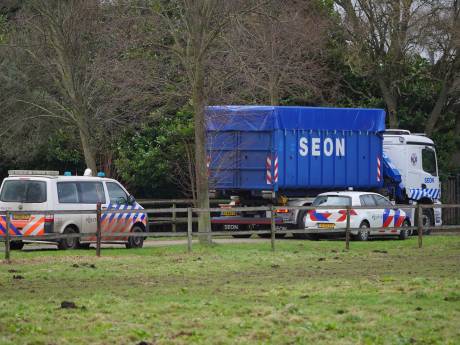 Grote politie-inval met pantservoertuig bij boerderij in Overasselt: vermoedelijk drugslab ontdekt