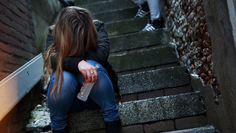 Jongere met alcohol. Tot voor kort nog een veelvoorkomend beeld, maar voor pubers tot zestien jaar wordt dit in rap tempo zeldzamer. Beeld ANP XTRA