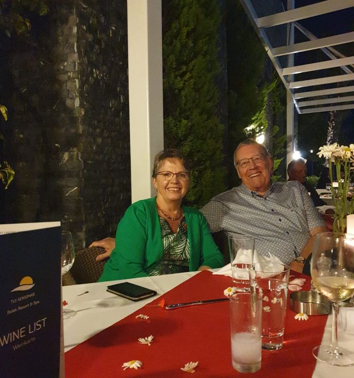 Henk J. de Kleijnen samen met Jolanda genietend van een glaasje op vakantie in Turkije