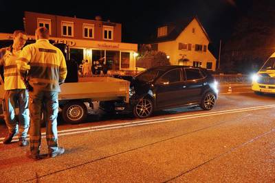 Automobilist gewond bij botsing tegen aanhanger voor stoplicht in Hulten
