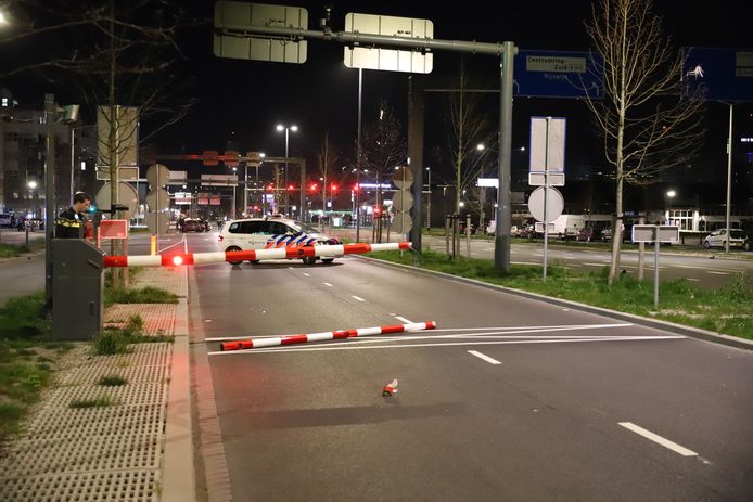 De bestuurder had de auto gestolen en reed tegen de richting in waardoor meerdere weggebruikers hem moesten ontwijken.