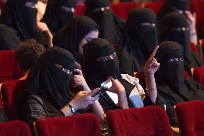 Saoedische vrouwen in de cinema, eind oktober vorig jaar. Het was tot dan verboden om films te kijken in bioscoopcomplexen. Mannen en vrouwen moeten wel nog gescheiden zitten in de zaal.
