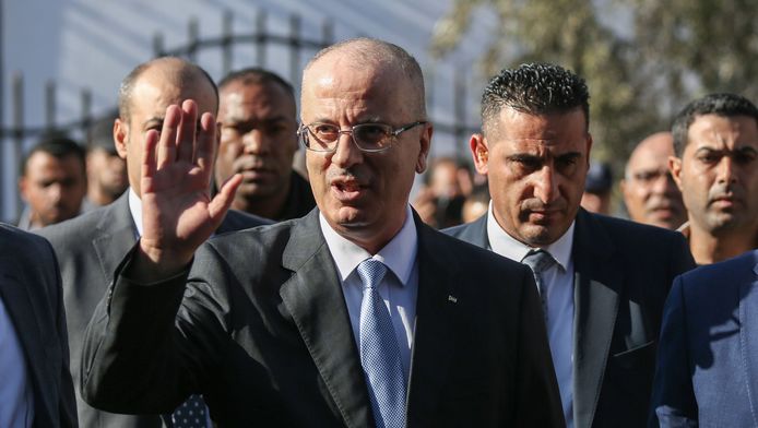 De Palestijnse premier Rami Hamdallah (midden).