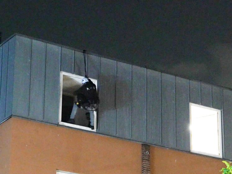 Agent slingert door raam tijdens arrestatie man in Rotterdam