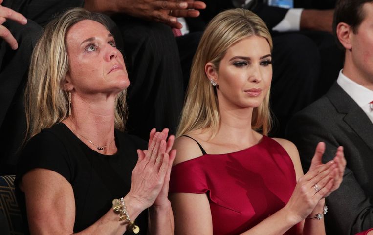 Met Ivanka Trump naast haar, luistert Carryn Owens naar de woorden van de president. Ze moest haar tranen bedwingen toen Trump haar man prees voor zijn heldhaftigheid. Beeld AFP