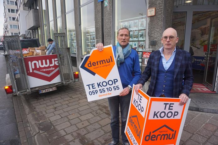 Paul Luypaert en Filip Dermul (rechts) van Agence Dermul met een nieuw en oud immobord( rechts).