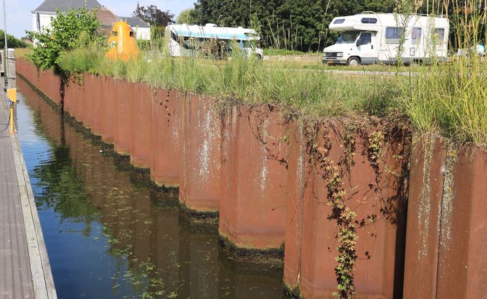 In de jachthaven van Sas van Gent heeft een ijzeretende bacterie ook schade veroorzaakt aan de damwand. De vrees is dat dit hier ook gebeurt.