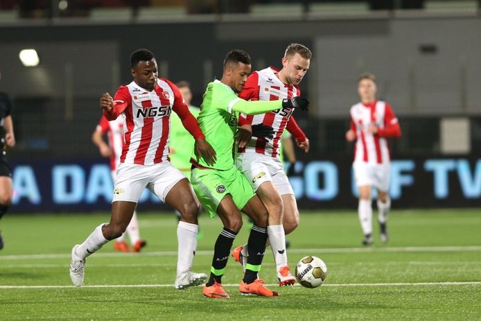 Lorenzo Piqué en Rick Stuij van den Herik (FC Oss) proberen Richairo Zivkovic tegen te houden.