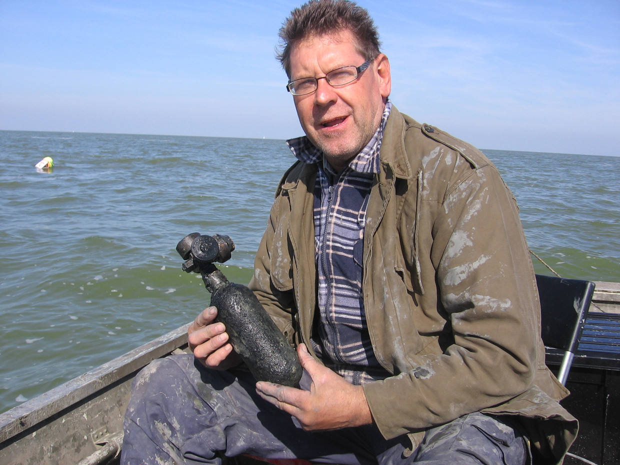 Vrijwilliger John Graas, met een zuurstofflesje van de BK716. Beeld   