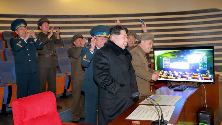 Op deze foto, vrijgegeven door de Noord-Koreaanse Central News Agency, is de reactie van Kim Jong-un te zien als de raket is gelanceerd. Beeld AFP