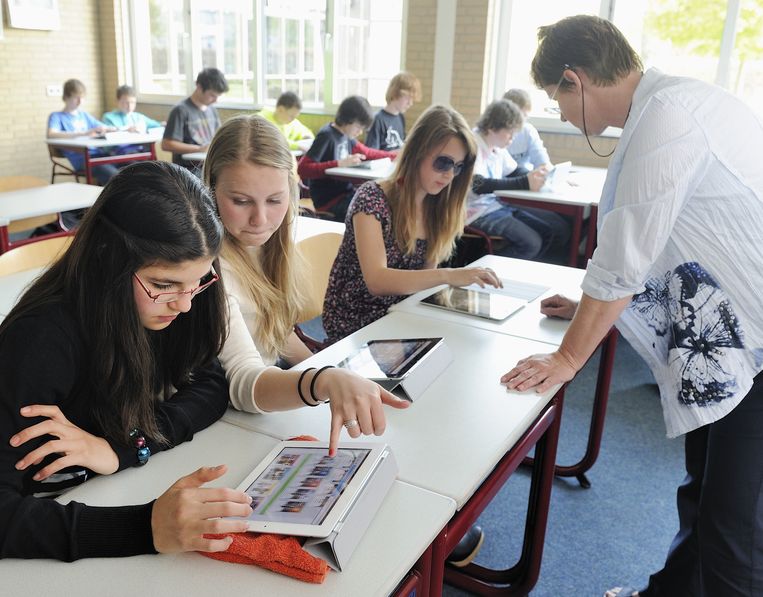 Leerlingen in Emmen krijgen les met behulp van tablets Beeld anp