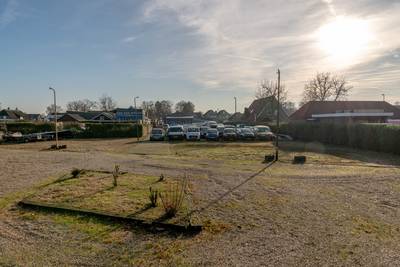 Na 30 jaar mag dealer geen auto's meer langs de weg zetten: 'Ik val daar niemand mee lastig’