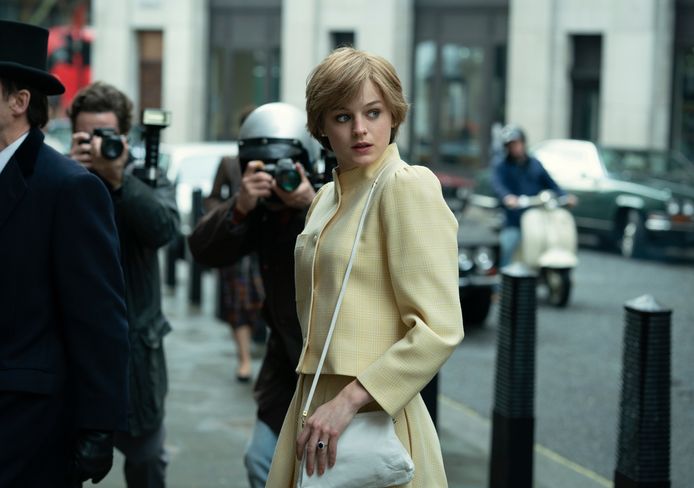 Emma Corrin in een scène van The Crown.