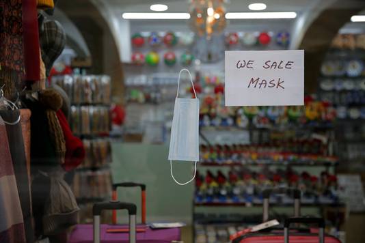Een winkel met toeristensouvenirs in de Portugese hoofdstad Lissabon adverteert met de verkoop van mondmaskers.
