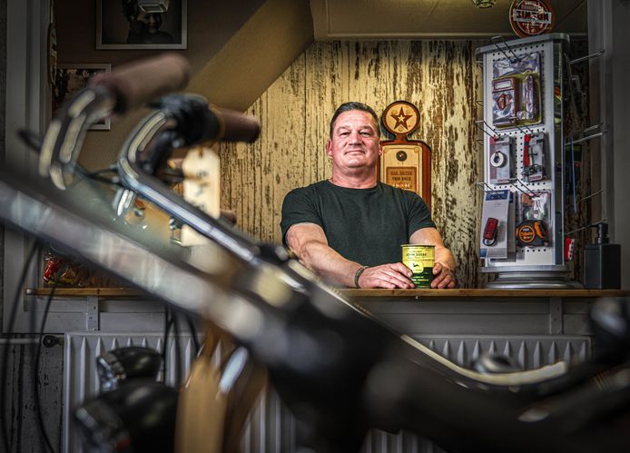 De fooienpot van wielerwinkeleigenaar Rinus werd in juli gestolen. Inmiddels is-ie stevig aan de balie gemonteerd.