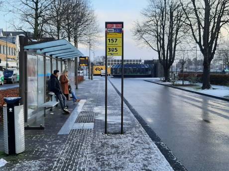 Reizigers wachten op busstation in Oss tevergeefs op hun bus: ‘Ik zit hier al veertig minuten’