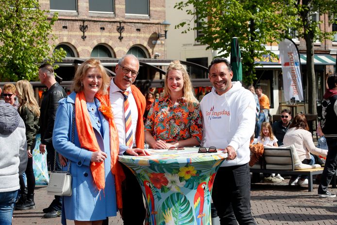 Burgemeester Reinie Melissant en haar man Martien praten even bij met Alicia van den Berg en Kamal Basu van de Stichting Koningsdag Gorinchem.
