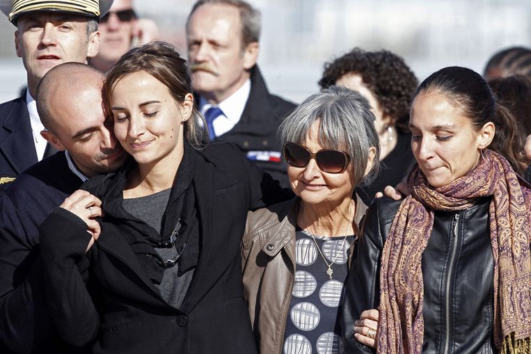 De vrouw en dochter (centrum en tweede van links) van de vrijgelaten gijzelaar Daniel Larribe. Beeld ap