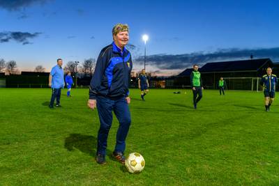 Marjanne Bax is de enige vrouw tussen 25 mannelijke walking-footballers: ‘Ik word op handen gedragen