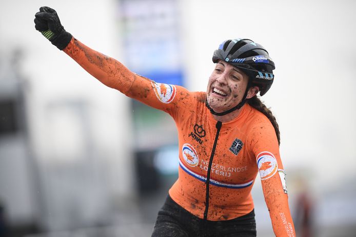 Pure vreugde bij Lucinda Brand na haar eerste wereldtitel.