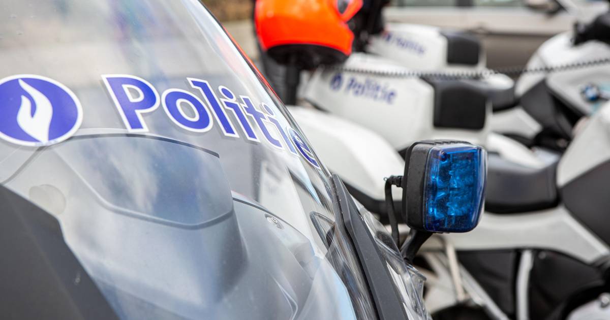 Vluchtende bestuurster rijdt politiemotard van de baan “Hij leefde