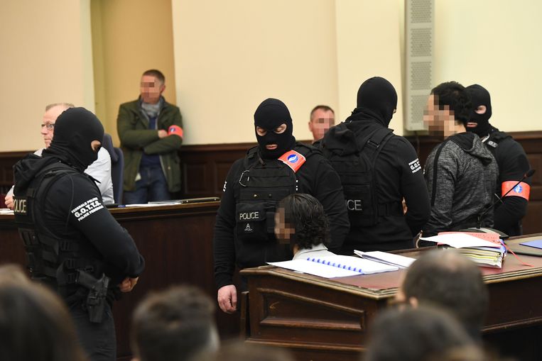 Salah Abdeslam (zittend in het midden) en Sofien Ayari (rechts). Beeld BELGA